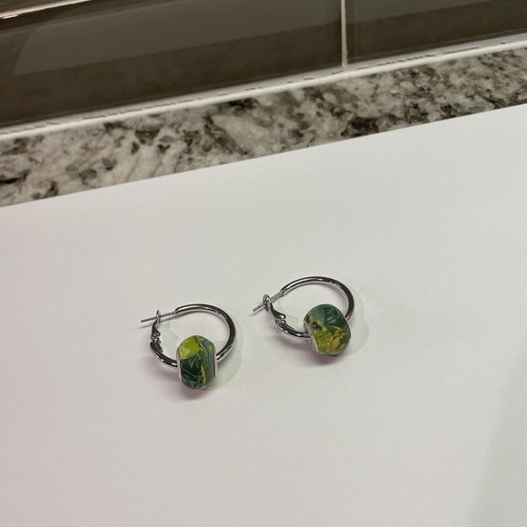 Women’s Clay Green Bead Silver Tone Hoop Signed Viva Beads - Picture 9 of 9